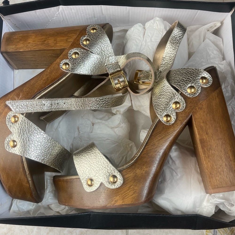 Platform style shoe